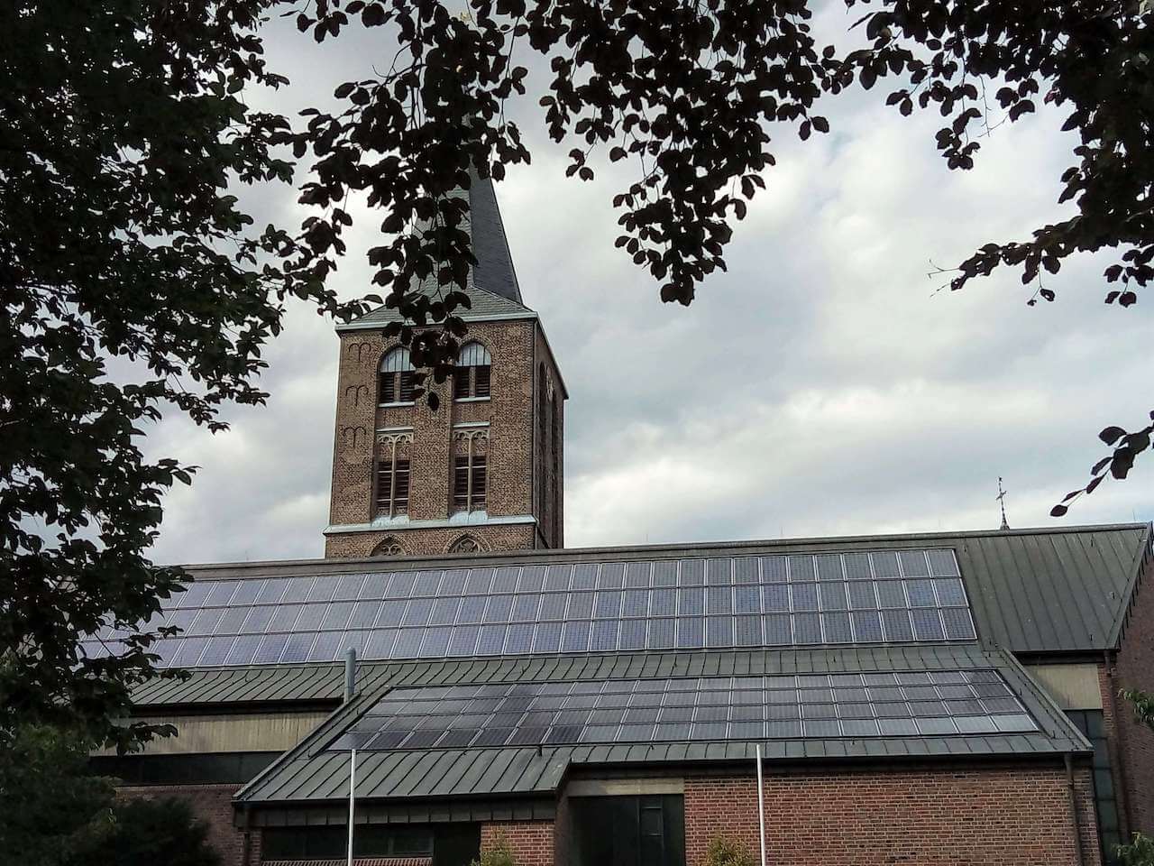 Kirche Beek mit Solaranlage.jpg